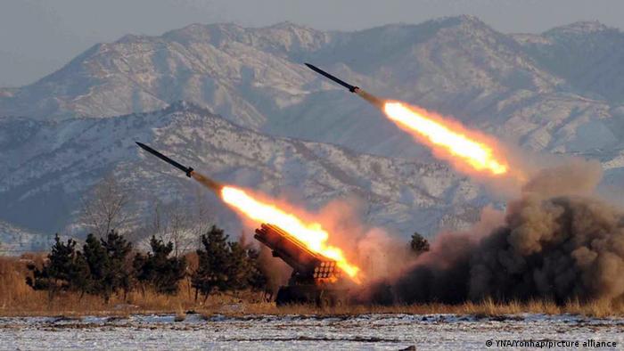 Raketenwerfer feuern bei einer Übung der nordkoreanischen Artillerie (Archiv)