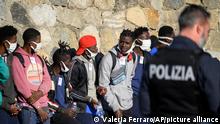 Barco humanitario con 89 migrantes rescatados del Mediterráneo atraca en Sicilia