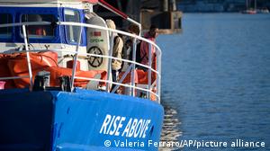 Italien Reggio Calabria | Ankunft Rettungsschiff Rise Above im Hafen mit Migranten