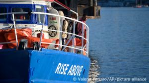 Italien Reggio Calabria | Ankunft Rettungsschiff Rise Above im Hafen mit Migranten