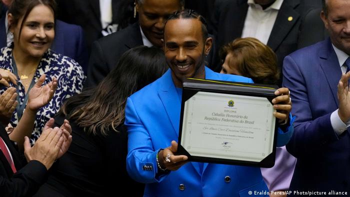 Hamilton muestra su título de ciudadano honorario de Brasil