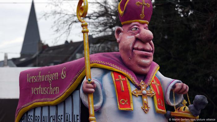 Ein Wagen beim Rosenmontagszug: Auf dem Gewand des Bischofs steht Missbrauchsfälle verschweigen und vertuschen 