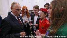 01/09/2022***
DIESES FOTO WIRD VON DER RUSSISCHEN STAATSAGENTUR TASS ZUR VERFÜGUNG GESTELLT. [KALININGRAD, RUSSIA - SEPTEMBER 1, 2022: Russia's President Vladimir Putin talks to school students after an open lesson titled Talking of What Matters. The lesson was attended by winners of Olympiads and contests. Gavriil Grigorov/POOL/TASS]