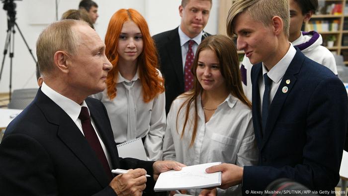 Vladimir Putin con los participantes de las olimpíadas culturales de 2022.