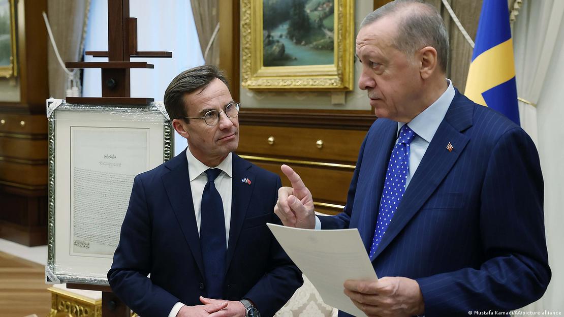 Турција сè уште го блокира приемот на Шведска и Финска во НАТО, наводно затоа што во двете земји се заштитувале курдски терористи (фото: шведскиот премиер Кристерсон и турскиот претседател Ердоган во Анкара, 8.11.2022)
