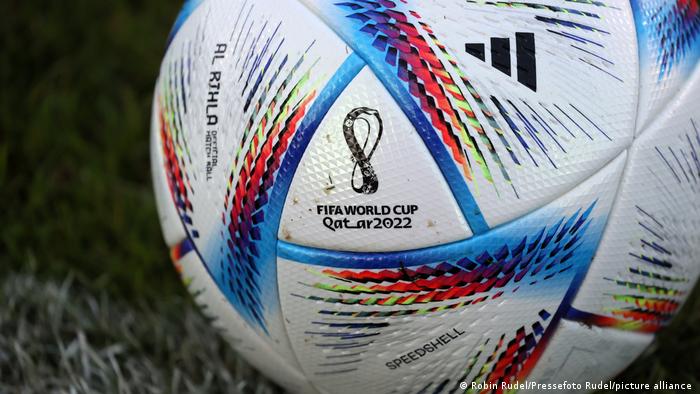 Balón de fútbol con el logo de la Copa del Mundo de Qatar 2022.