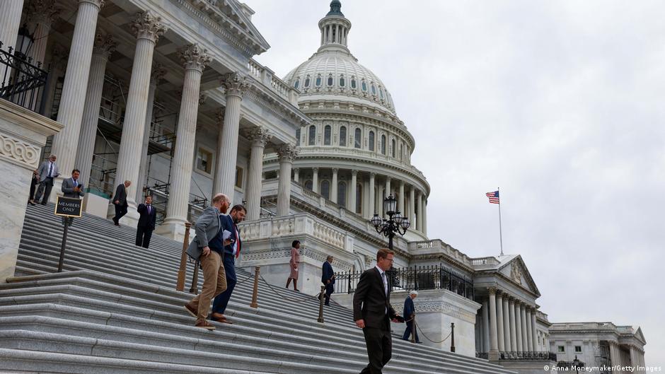 Cámara baja EE.UU. revoca aranceles de Trump contra Canadá