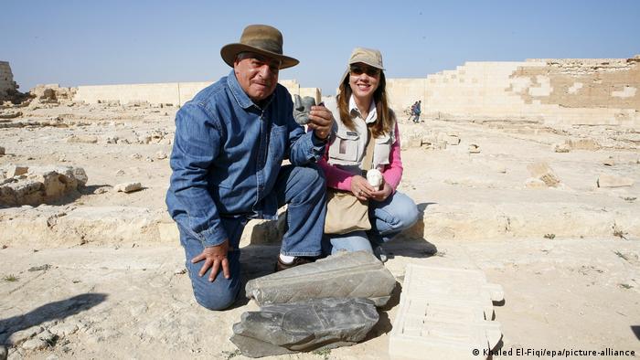 El Dr. Zahi Hawass y Kathleen Martínez sostienen una estatua de alabastro de la reina Cleopatra y una máscara (2009).