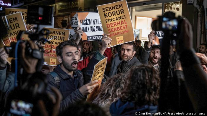 Октомври 2022, Истанбул: протестиращи срещу задържането на Шебнем Финджанджъ