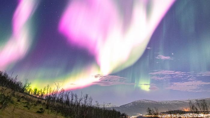 Tormenta solar abre agujero en el campo magnético de la Tierra provocando raras auroras rosas