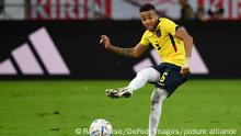 Duesseldorf, Deutschland, 27.09.22: Byron Castillo (Ecuador) in Aktion, am Ball, Einzelaktion waehrend des Freundschaftsspiels zwischen Japan und Ecuador n der Merkur Spiel-Arena am 27. September 2022 in Duesseldorf, Deutschland. (Foto von Ralf Treese/DeFodi Images) Duesseldorf, Germany, 27.09.22: Byron Castillo (Ecuador) controls the ball during the Friendly match match between Japan and Ecuador at the Merkur Spiel-Arena on September 27, 2022 in Duesseldorf, Germany. (Photo by )