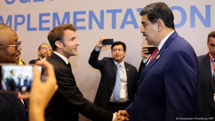 Macron y Maduro en los pasillos de la Cop27.