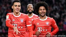 Fußball: Bundesliga, FC Bayern München - SV Werder Bremen, 14. Spieltag in der Allianz Arena. Jamal Musiala (l) jubelt mit Eric Maxim Choupo-Moting (M) und Serge Gnabry von München über sein Tor zum 1:0.