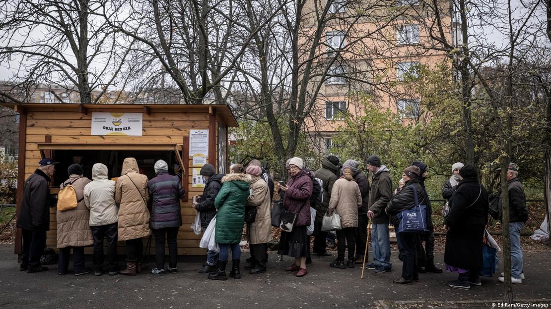 Enerji kesintileri sebebiyle zor durumda kalan Kievliler gıda yardımı kuyruğunda - (07.11.2022)