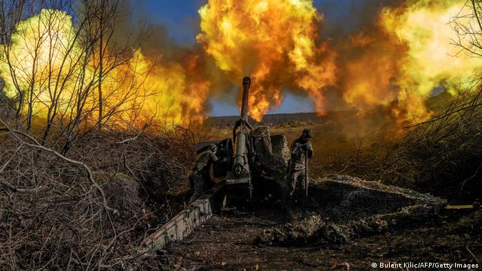 Ukraine Bachmut | Ukrainische Artillerie