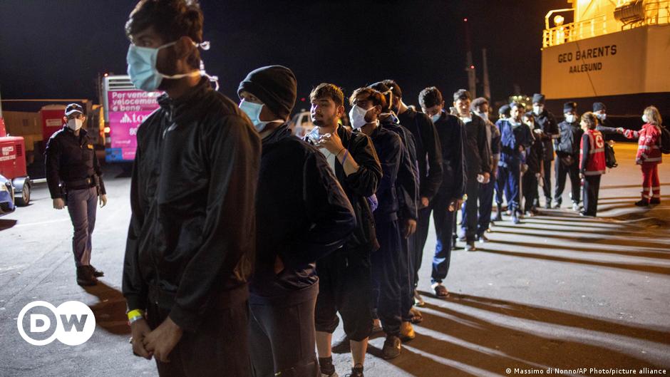Centinaia di migranti sbarcano in Italia dopo le critiche della Francia |  mondo |  TW