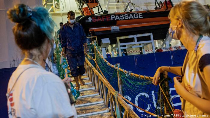 Anije private shpëtimi duke sjellë emigrantë në Itali