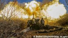 08.11.2022
TOPSHOT - A Ukrainian soldier of an artillery unit fires towards Russian positions outside Bakhmut on November 8, 2022, amid the Russian invasion of Ukraine. (Photo by BULENT KILIC / AFP) (Photo by BULENT KILIC/AFP via Getty Images)