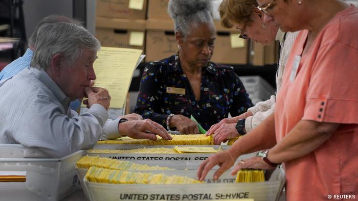 Trabajadores electorales procesan las papeletas tras el cierre de las urnas para las elecciones de mitad de período, en el Centro de Elecciones y Registro del Condado de Cobb en Marietta, Georgia.