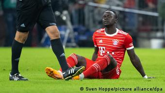Sadio Mané sur la pelouse après sa blessure lors du match face au Werder Brême