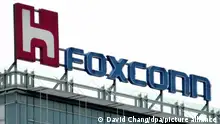 16.5.2014, TaipehARCHIV - A photo made available on 16 May 2014 shows the logo of Hon Hai Group, also known as 'Foxconn', at a Hon Hai plant in Neihu, Taipei, Taiwan, 28 December 2013. Photo: EPA/DAVID CHANG (zu dpa Bericht: Apple-Fertiger Foxconn will in Indien investieren vom 09.07.2015) +++ dpa-Bildfunk +++