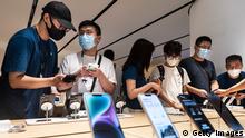 16.09.2022, Wuhan, China, WUHAN, CHINA - SEPTEMBER 16: (CHINA OUT) Customers look at the new iPhone14 at an Apple store on September 16,2022 in Wuhan. Hubei, China.(Photo by Getty Images)