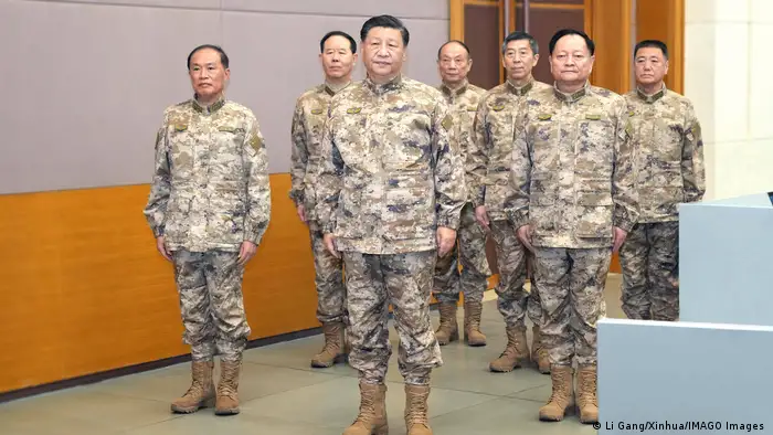 习近平于去年11月视察中央军委联合作战指挥中心。