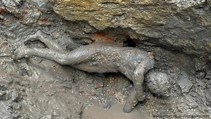 Una estatua de bronce de 2.300 años recién descubierta yace en el suelo en San Casciano dei Bagni, Italia.