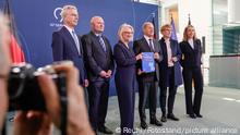 Berlin, Deutschland 09. November 2022: Übergabe des Jahresgutachtens 2022/2023 zur Begutachtung der gesamtwirtschaftlichen Entwicklung durch den Sachverständigenrat. Im Bild: Der Sachverständigenrat v.li.: Prof. Dr. Martin Werding (Ruhr Univ. Bochum), Prof. Dr. Achim Truger (Univ. Duisburg-Essen), Prof. Dr. Monika Schnitzer (LMU München), Bundeskanzler Olaf Scholz (SPD), Prof. Dr. Veronika Grimm (Univ. Erlangen-Nürnberg), Prof. Dr. Ulrike Malmendier (University of California Berkley)