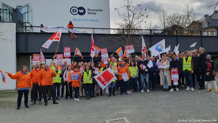 Protest der Gewerkschaften und DW MItarbeiter*innen vor dem DW-Gebäude in Bonn