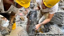 ### Bild darf nach dem 26.11.2022 nicht erneut verwendet werden!###
epa10293560 A handout photo made available by the University for Foreigners of Siena (Universita per Stranieri di Siena) shows a statue (a young toga) being recovered from the mud during the discovery of a votive deposit in the excavations of San Casciano dei Bagni, Tuscany, Italy, 07 November 2022 (issued 08 November 2022). Protected for 2,300 years from the mud and boiling water of the sacred basins, a never-before-seen votive deposit has re-emerged from the excavations of San Casciano dei Bagni, in Tuscany, with over 24 bronze statues of refined workmanship, five of which almost one meter high, all intact and in good condition. EPA-EFE/JACOPO TABOLLI / Universita per Stranieri di Siena / HANDOUT HANDOUT EDITORIAL USE ONLY/NO SALES