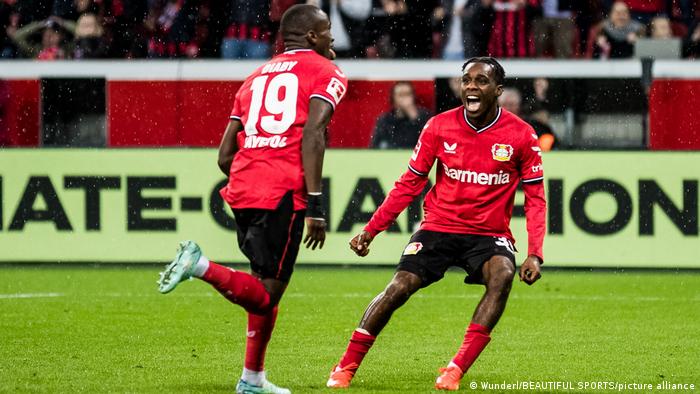 Moussa Diaby von Bayer Leverkusen und sein Mitspieler Jeremie Frimpong bejubeln ein Tor gegen Union Berlin
