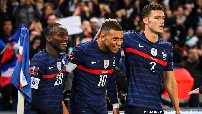 Die französischen Nationalspieler Kylian Mbappe, Moussa Diaby und Benjamin Pavard umarmen sich nach einem Tor