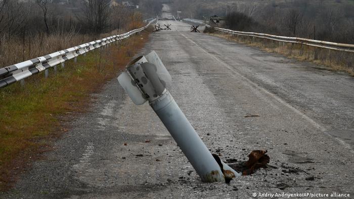 Опашка на ракета стърчи от земята близо до наскоро освободеното село Закитне в Украйна