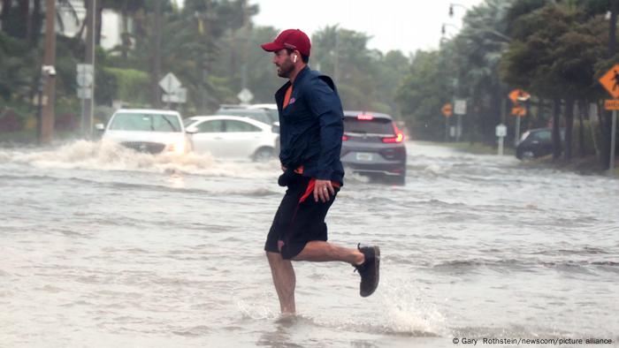 Las vías estaban inundadas en la zona de Palm Beach, Florida, donde las extensas bandas de las tormenta Nicole generaban fuertes lluvias.