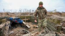 Ein ukrainischer Soldat begutachtet einen ehemaligen russischen Graben in der Oblast Cherson nahe der Frontlinie, während die russische Invasion in der Ukraine in ihren 258sten Tag geht. Die Kämpfe im Donbass (Donezk und Luhansk), in Cherson und Charkiw dauern an, und Kiew hat kürzlich einen Evakuierungsplan angekündigt, nachdem Angriffe auf die Energieinfrastruktur die Strom- und Wasserversorgung beeinträchtigt haben. +++ dpa-Bildfunk +++