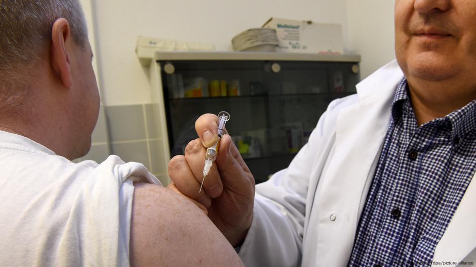 STIKO preporučuje osobama starijima od 60 godina godišnju vakcinaciju - i protiv koronavirusa i protiv virusa gripa