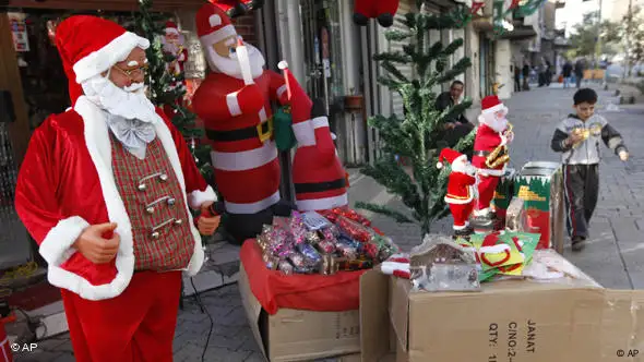 Weihnachtsdekoration vor einem Geschäft in Bagdad(Foto: AP)