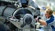 Ein Mitarbeiter vermisst im Werk der Heidelberger Druckmaschinen AG die Speichertrommel einer Großformat-Druckmaschine. Der Druckmaschinenhersteller plant massive Stellenstreichungen und zieht auch die Schließung von Standorten in Betracht. (zu dpa Heidelberger Druck will bis zu 2000 Stellen abbauen) +++ dpa-Bildfunk +++