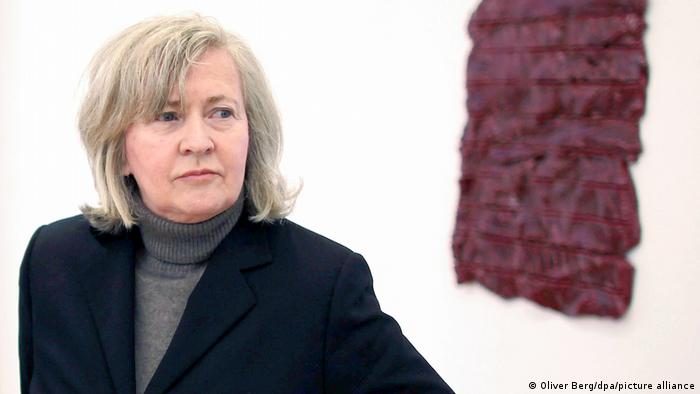 Rosemarie Trockel steht in einer Galerie