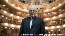 ARCHIV - 29.09.2017, Berlin: Generalmusikdirektor Daniel Barenboim steht im Saal der sanierten Staatsoper in Berlin. Der Dirigent feiert am 15.11.2022 seinen 80. Geburtstag. Foto: Bernd von Jutrczenka/dpa +++ dpa-Bildfunk +++