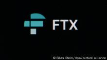 Das Logo der Krypto Börse FTX ist auf dem Bildschirms eines Computers in einem Büro zu sehen.