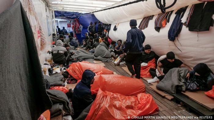 Migrantes duermen en el barco de rescate humanitario Ocean Viking, que navega sobre el Mar Mediterráneo en busca de un puerto de desembarque. Nueve países acogerán a los viajeros tras la negativa de Italia a recibirlos. (Foto: 06.11.2022)