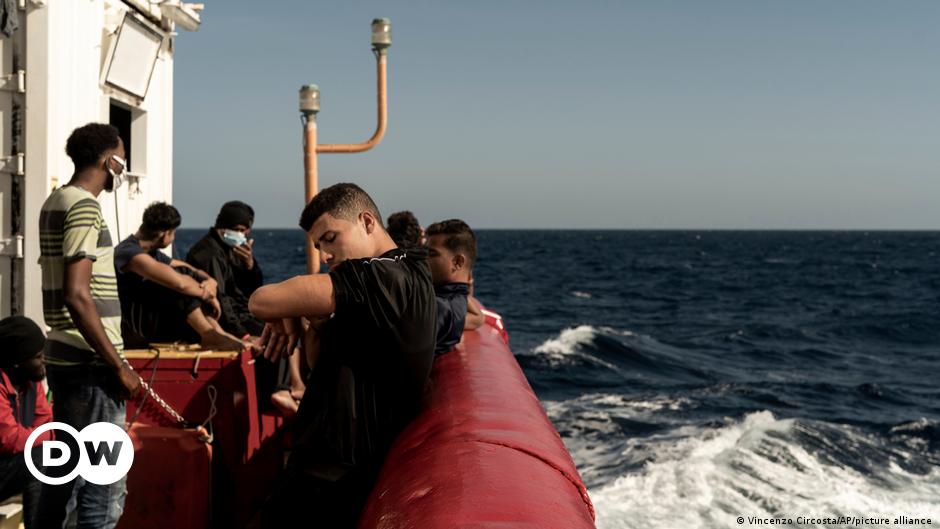 Italie – DW – 11/10/2022 La France autorise les migrants bloqués au milieu d’une dispute