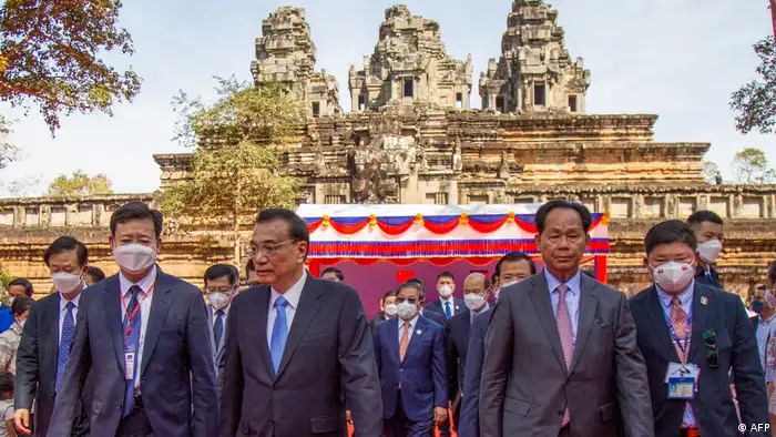 图为11月10日中国总理李克强和柬埔寨官员参加中国援助的吴哥窟古迹修复项目完成后的交接仪式