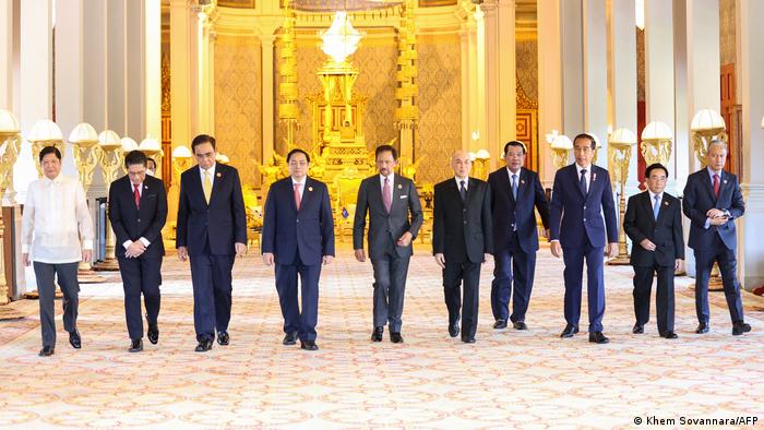 东盟是柬埔寨、菲律宾、马来西亚、印度尼西亚、老挝、新加坡、泰国、越南、文莱和缅甸组成。不过，缅甸军政府的领导人这次没有被邀请与会