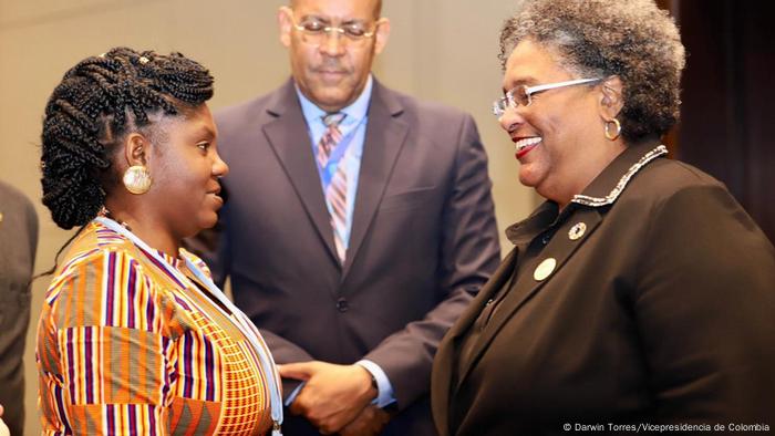 Francia Márquez (i.) saluda a la primera ministra de Barbados, Mia Amor Mottley (d.), en la COP 27.