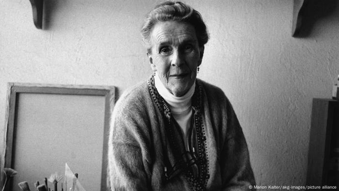  Leonora Carringtonschaut in die Kamera in einem Schwarz-Weiß-Bild.