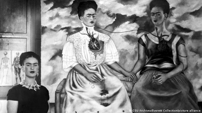 Frida Kahlo vor einem ihrer Gemälde.