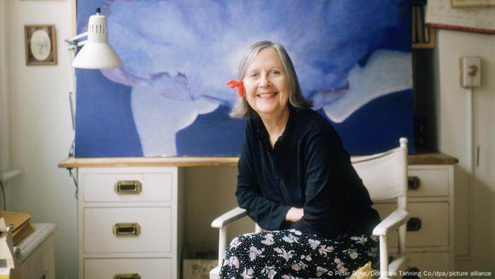 Dorothea Tanning vor einem ihrer Gemälde.